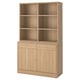 Un set di mobili TONSTAD in legno di rovere naturale, dotato di ripiani chiusi e aperti per uno stoccaggio versatile.