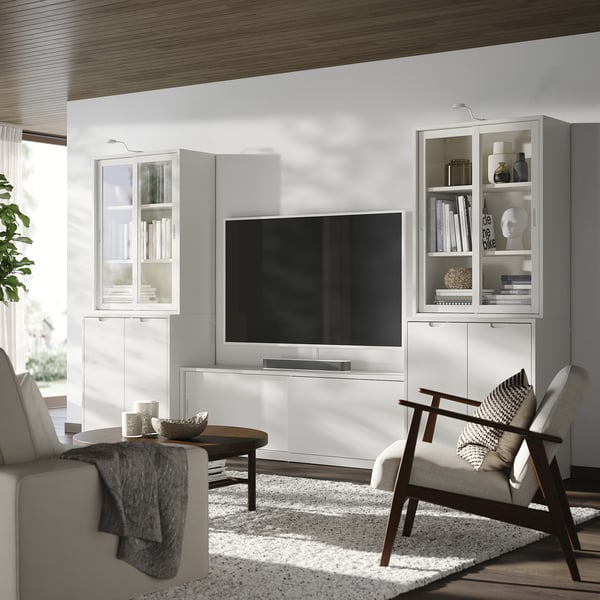 Soggiorno moderno con mobile tv e armadi TONSTAD bianco sporco.