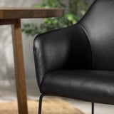 Primo piano di lussuosa sedia in pelle nera con design elegante e struttura in metallo, imbottita per il massimo comfort.