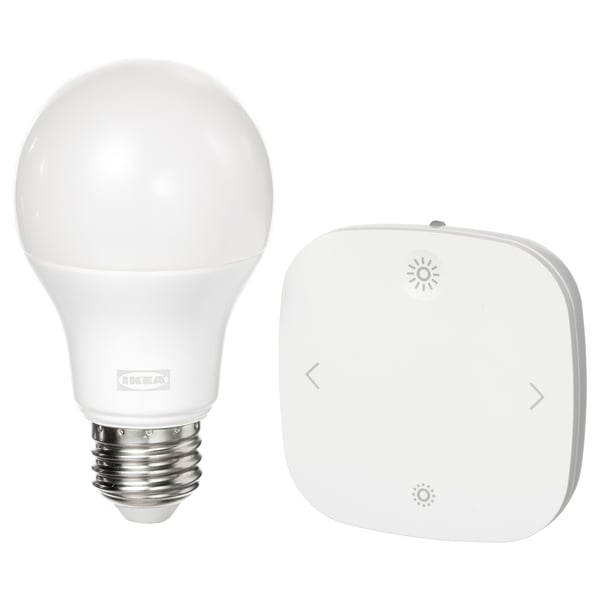 Due prodotti ikea smart light, una lampadina e un telecomando, bianchi.