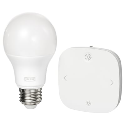 Due prodotti ikea smart light, una lampadina e un telecomando, bianchi.