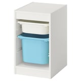 Un mobile contenitore ikea TROFAST bianco con contenitori in plastica blu e bianchi.