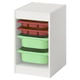 Mobile contenitore bianco IKEA TROFAST, dotato di tre ripiani per organizer in plastica verde e rossa.