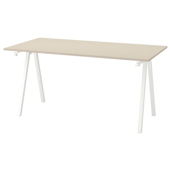 Una scrivania TROTTEN in beige chiaro con gambe in metallo bianco, forma rettangolare, design moderno.