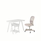 Allestimento minimalista di scrivania e sedia: scrivania TROTTEN, bianco; Sedia Flintan beige con schienale in rete e ruote.