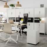 Ufficio moderno con contenitori TROTTEN, sedie eleganti e illuminazione.
