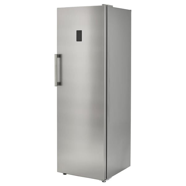 Un frigorifero alto in acciaio inox chiamato TYNNERÅS. Ha un design elegante e stretto con una maniglia sul lato destro e un display digitale nella parte superiore.
