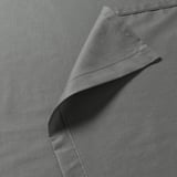 Primo piano di lenzuolo di alta qualità, cucito in modo ordinato con trama sottile, che enfatizza il suo tessuto liscio e resistente.