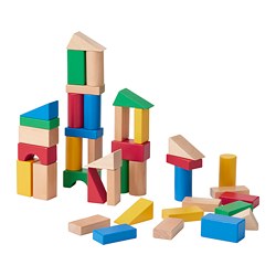 Blocchi di legno in colori e forme, impilati in modo creativo per il gioco di costruzione dei bambini.