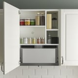 Mobile da cucina con cappa aspirante integrata, dotato di luce a led e ripiani multipli per barattoli di spezie e oggetti da cucina.