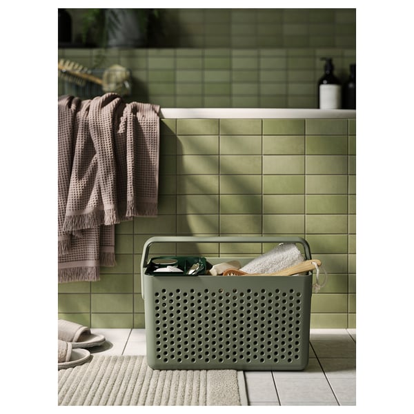 Il cestino verde UPPRÄMEN contiene articoli da bagno, divisori, vaschetta e maniglia per il trasporto.