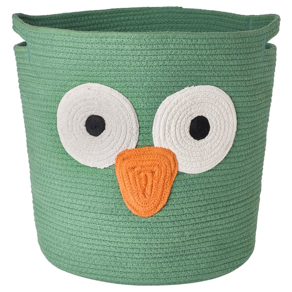 Un cestino portaoggetti UPPSTÅ verde a forma di gufo, con grandi occhi bianchi e becco arancione. Realizzato in cotone intrecciato, è morbido e adatto ai bambini.