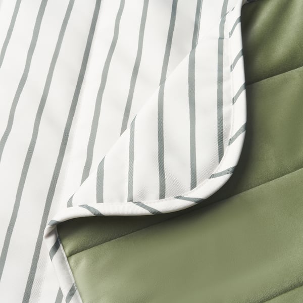 Un primo piano di una coperta a righe con una texture liscia e morbida da un lato e una texture soffice e calda dall'altro, che ne evidenzia la qualità e il design.