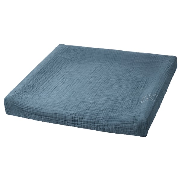 Cuscino blu VÄDRA in cotone biologico con un piccolo gatto ricamato su un lato, di forma quadrata e reversibile.