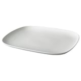 Un piatto VÄRDERA quadrato bianco realizzato in porcellana resistente con un design elegante e minimalista.