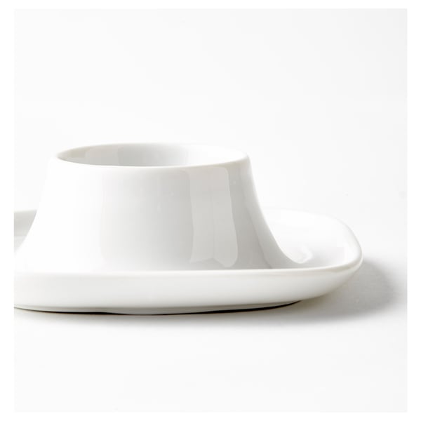 Tazza bianca semplice su piattino, superficie liscia e lucida, porcellana di alta qualità.