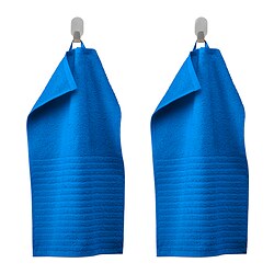 Due asciugamani blu VÅGSJÖN sono appesi fianco a fianco su ganci argentati, con una texture in spugna tinta unita e un design a righe della metà inferiore in blu vibrante.