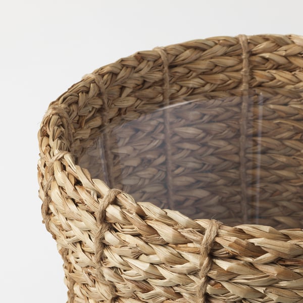 Cesto intrecciato con fibre naturali di alghe, che mette in mostra un'intricata lavorazione artigianale e consistenza.