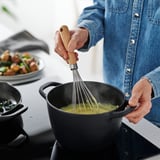 Persona che sbatte la salsa gialla con la frusta VARDAGEN.