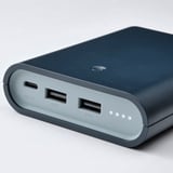 Power bank portatile con tre porte di ricarica; Due USB-A e una USB-C, caratterizzate da un design elegante e dimensioni compatte.