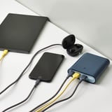 Ricarica di tablet, smartphone e auricolari da un power bank con più porte.
