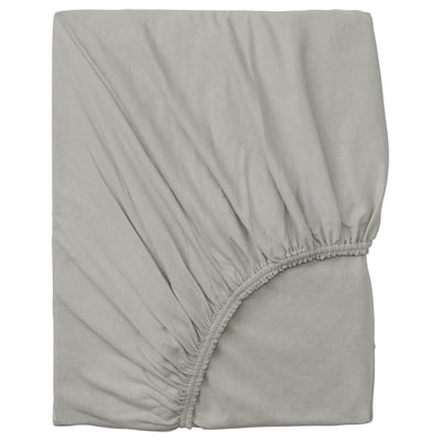 Un lenzuolo con angoli VÅRVIAL in jersey di cotone grigio. I bordi morbidi, elastici ed elastici assicurano una vestibilità perfetta per materassi fino a 26 cm di spessore.