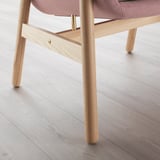 Sedia moderna in legno con eleganti gambe di colore chiaro e seduta imbottita, che mette in mostra la qualità dell'artigianato.
