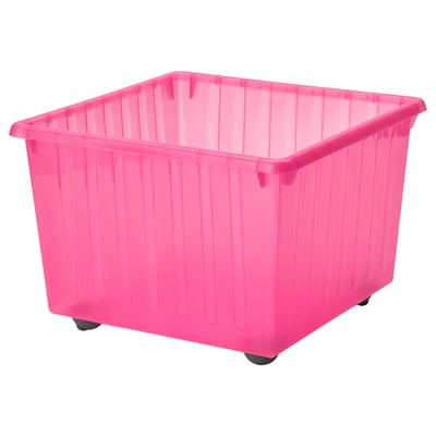 Un cestino portaoggetti VESSLA rosa brillante con ruote, progettato per giocattoli e libri. Ha un manico curvo ed è impilabile.