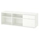 Un mobile tv VIHALS bianco con due cassetti. Ha ripiani aperti e un design elegante e moderno. Ideale per l'archiviazione e la configurazione dei supporti.