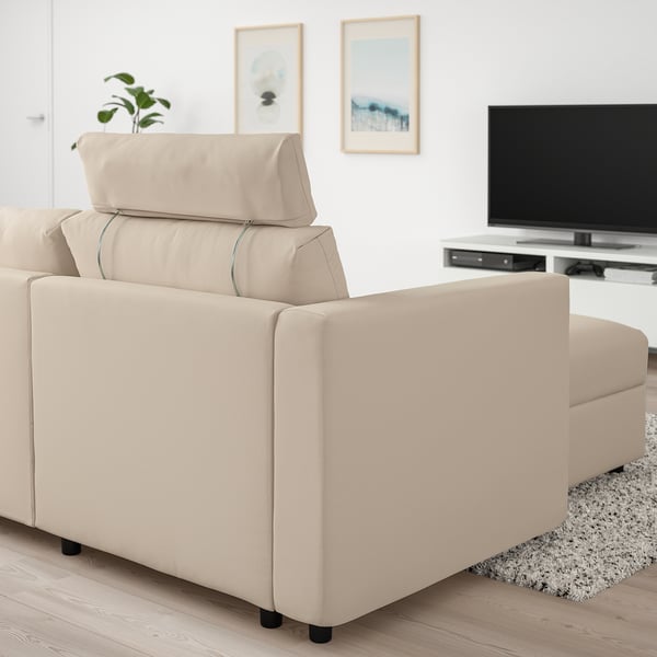 Divano VIMLE beige in soggiorno. Leggero, minimalista e spazioso.