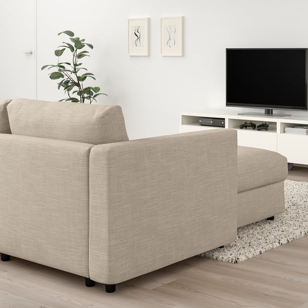 Soggiorno moderno con divano componibile VIMLE beige, chaise longue e letto trasformabile. Porta tv, tv a schermo piatto e pianta per la luce naturale.