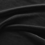 Morbido tessuto di velluto nero, a trama fitta, con una consistenza delicata e una lucentezza sottile.