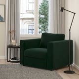 Poltrona VIMLE in velluto verde, design moderno e minimalista, lampada da terra, tavolino, accogliente angolo interno.