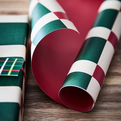 Rotolo di carta da regalo a scacchi verdi, rossi e beige.