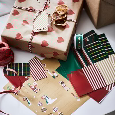 Escissione di etichette regalo VINTERFINT, di vari colori, in carta, rettangolari con disegni natalizi.