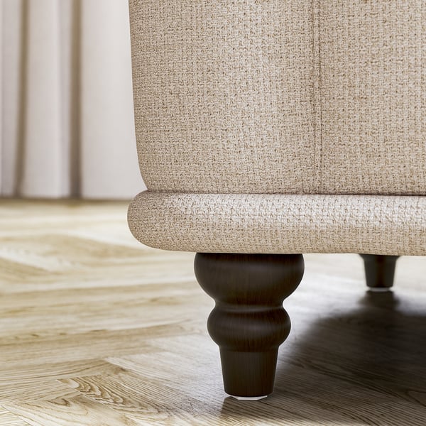 Poltrona VISKAFORS in beige con gambe arrotondate in legno.