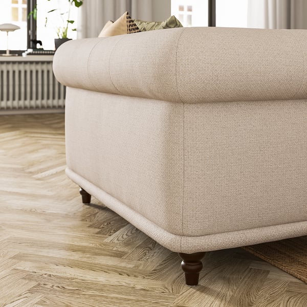 Poltrona VISKAFORS beige design classico con braccioli arrotolati. Tessuto morbido e accogliente con gambe in legno.