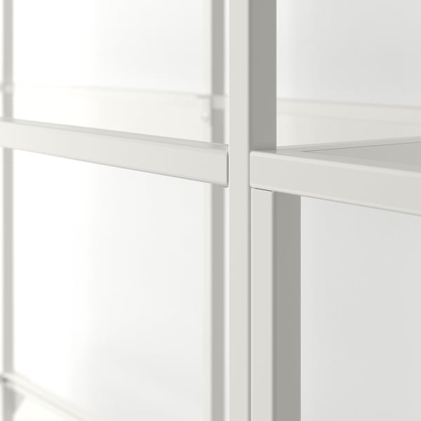 Una mensola in vetro moderna e minimalista. La resistente struttura in metallo supporta ripiani in vetro temperato trasparente, creando una sensazione di ariosità e apertura.