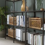 Libreria moderna in vetro con libri e decorazioni, design minimalista in nero-marrone.