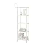 Scaffale in metallo bianco con quattro ripiani in vetro. Contiene libri, scatole e vasi. Include piedini regolabili e fissaggio a parete.