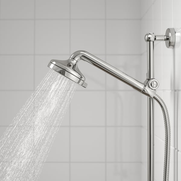 Il soffione cromato offre opzioni di getto completo, nebulizzato e massaggiante. L'immagine mostra la funzione di spruzzatura completa, che offre una copertura dell'acqua ampia e uniforme.