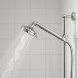 Il soffione cromato offre opzioni di getto completo, nebulizzato e massaggiante. L'immagine mostra la funzione di spruzzatura completa, che offre una copertura dell'acqua ampia e uniforme.