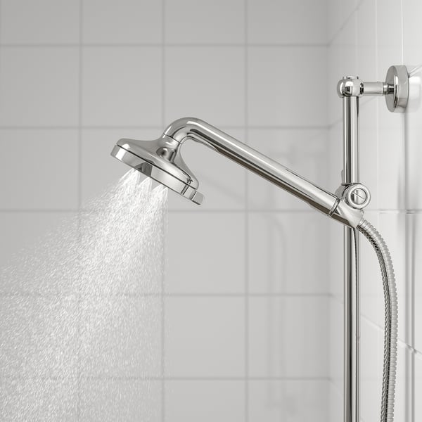 Soffione cromato con braccio regolabile che spruzza acqua, offre funzioni complete, nebulizzazione e massaggio.