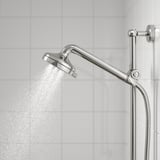 Soffione cromato con braccio regolabile che spruzza acqua, offre funzioni complete, nebulizzazione e massaggio.