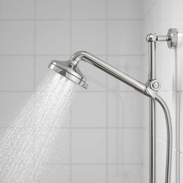 Soffione cromato con diverse impostazioni di getto e tubo flessibile. Acqua che scorre, design moderno.