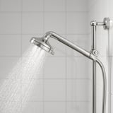 Soffione cromato con diverse impostazioni di getto e tubo flessibile. Acqua che scorre, design moderno.