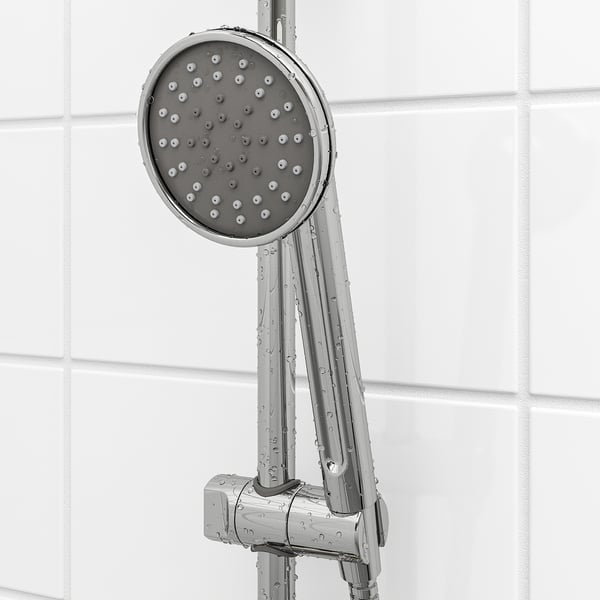 Combo soffione/doccetta con deviatore. Finitura cromata, altezza regolabile, funzione spray completa.
