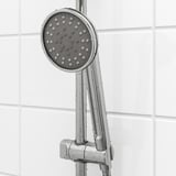 Combo soffione/doccetta con deviatore. Finitura cromata, altezza regolabile, funzione spray completa.