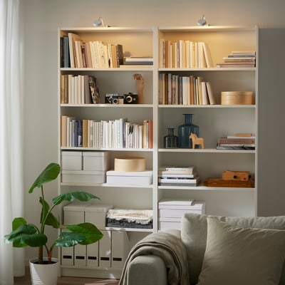 Luci per armadietti a led YTBERG, bianche, bracci flessibili, scatola di controllo e telecomando, efficienza energetica, design sottile.