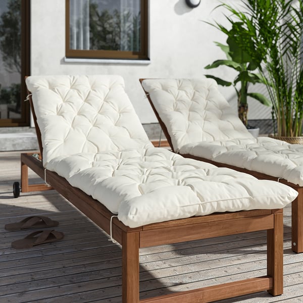 KUDDARNA lounge chairs on deck with plant and flip flops.
